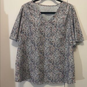 4 for $20 💐Floral V-Neck Women's Top